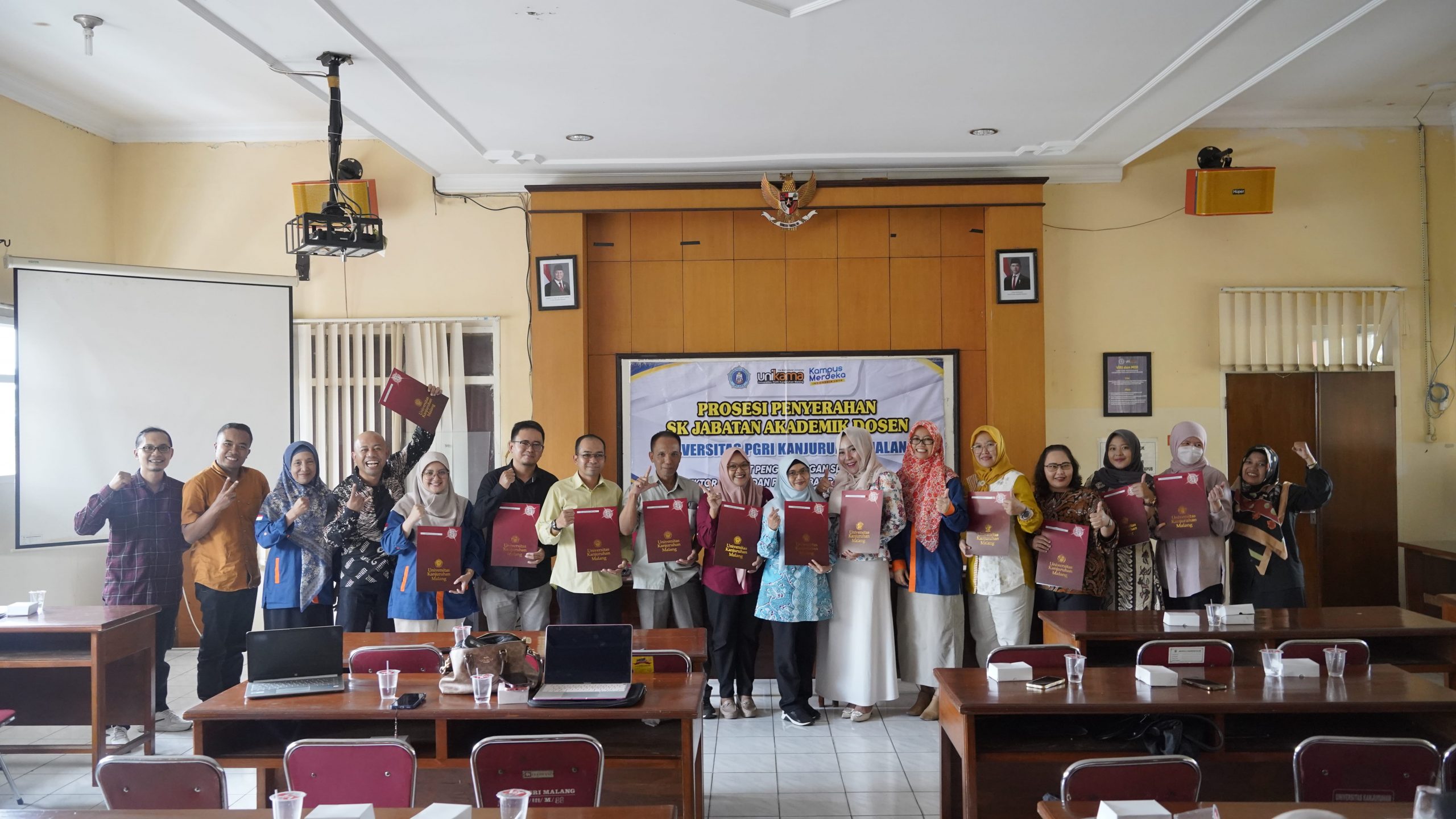 Kegiatan Penyerahan SK Jabatan Akademik Dosen oleh Pusat Pengembangan SDM Universitas Kanjuruhan Malang